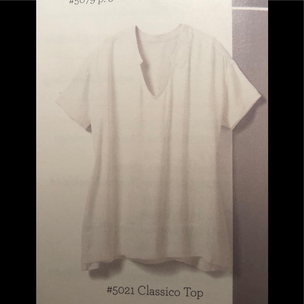 Beautiful Cabi V and notched neck top!!❤️☺️